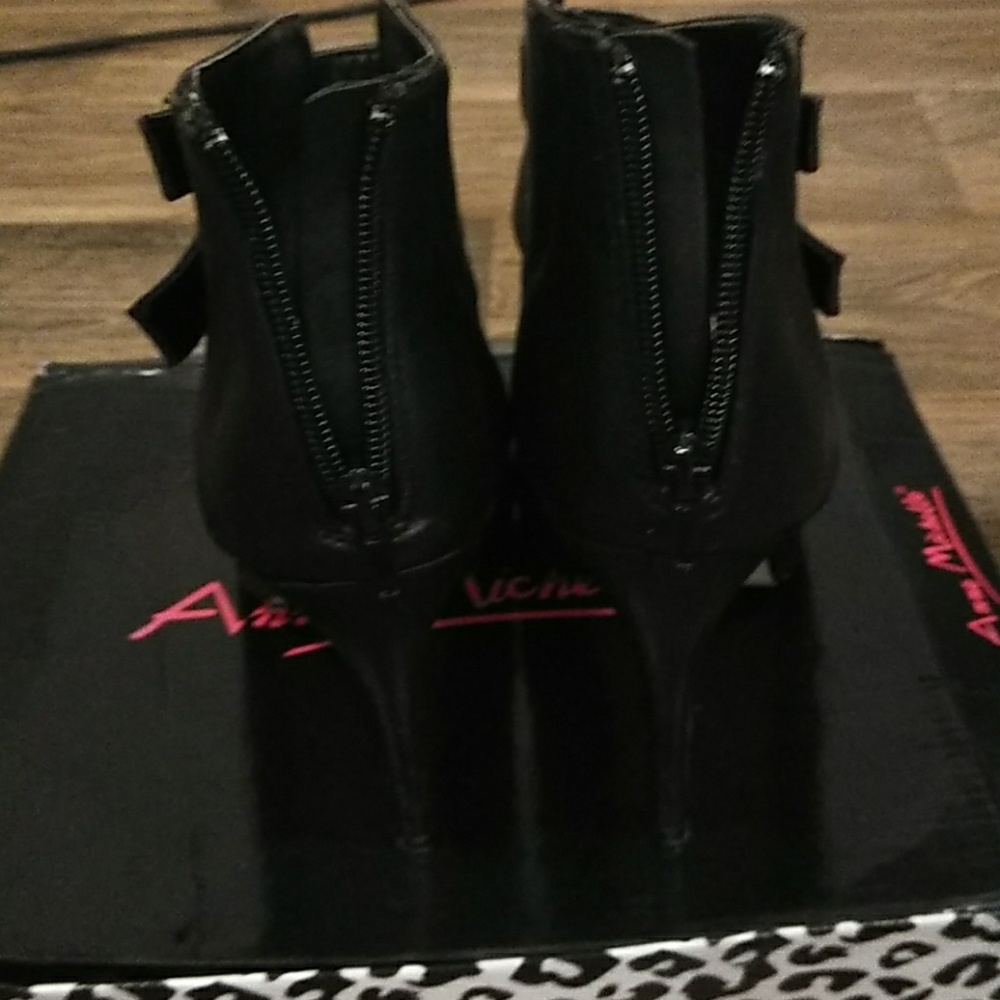 Heels - Picture 3 of 3